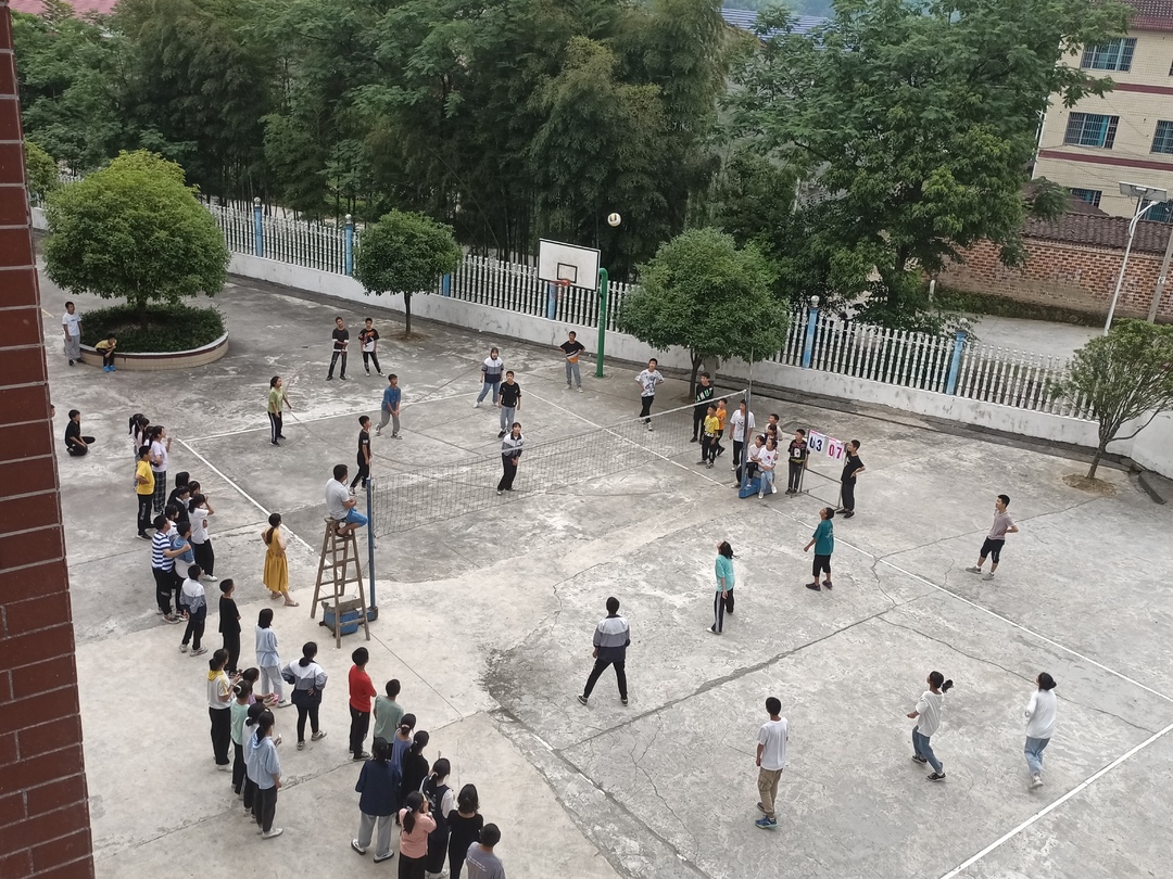 【虹桥学区】球不落地，永不言弃———记长庆中学七年级排球赛