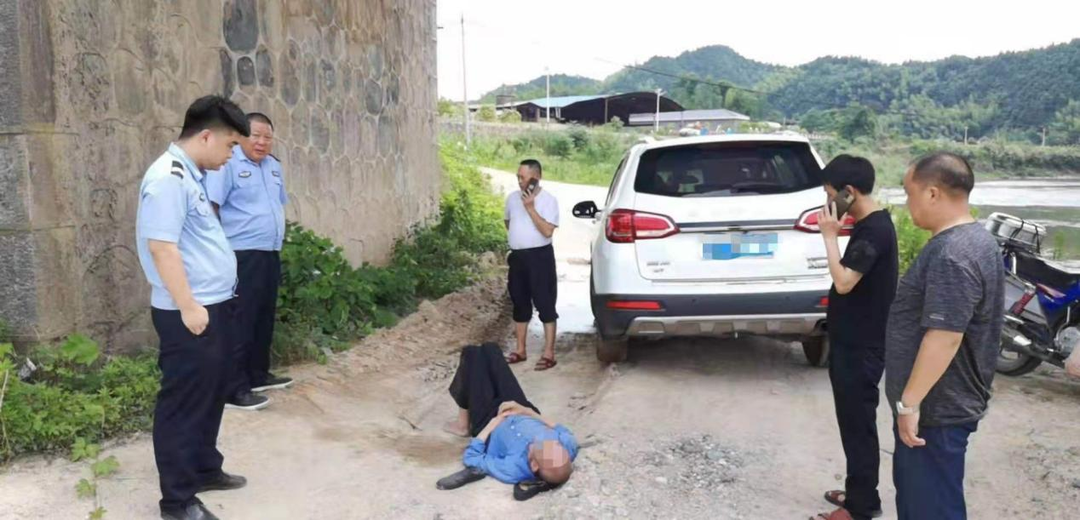 我为群众办实事——警民联动成功救起落水老人