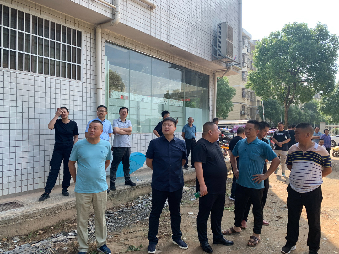 天岳街道：齐力攻坚  开展安置区清表行动
