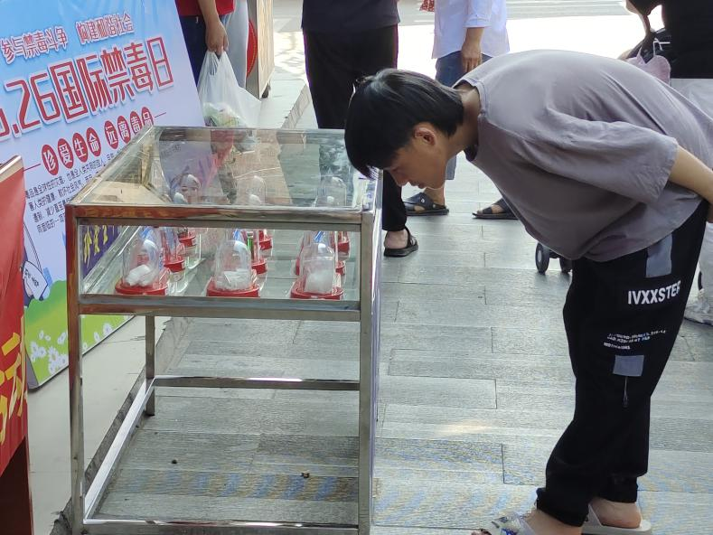 【筑牢禁毒防线，营造无毒环境】虹桥镇开展禁毒宣传活动