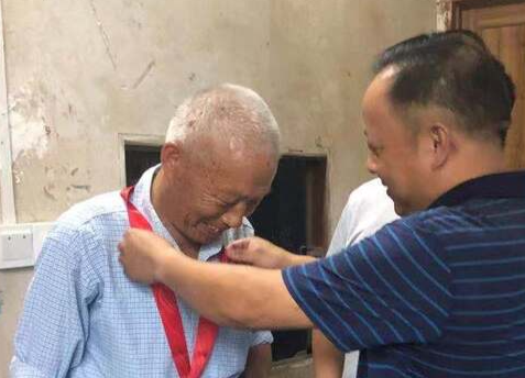 白发印章彩 丹心铸旗红——安定镇走访慰问光荣在党五十年老党员