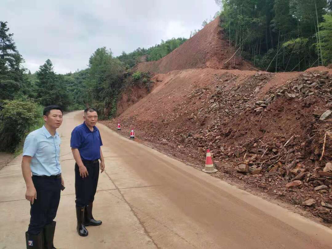 筑牢防汛“红色”堤坝