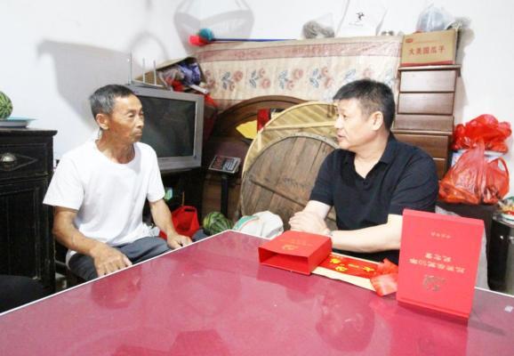 县委常委、政法委书记周虎光走访慰问老党员