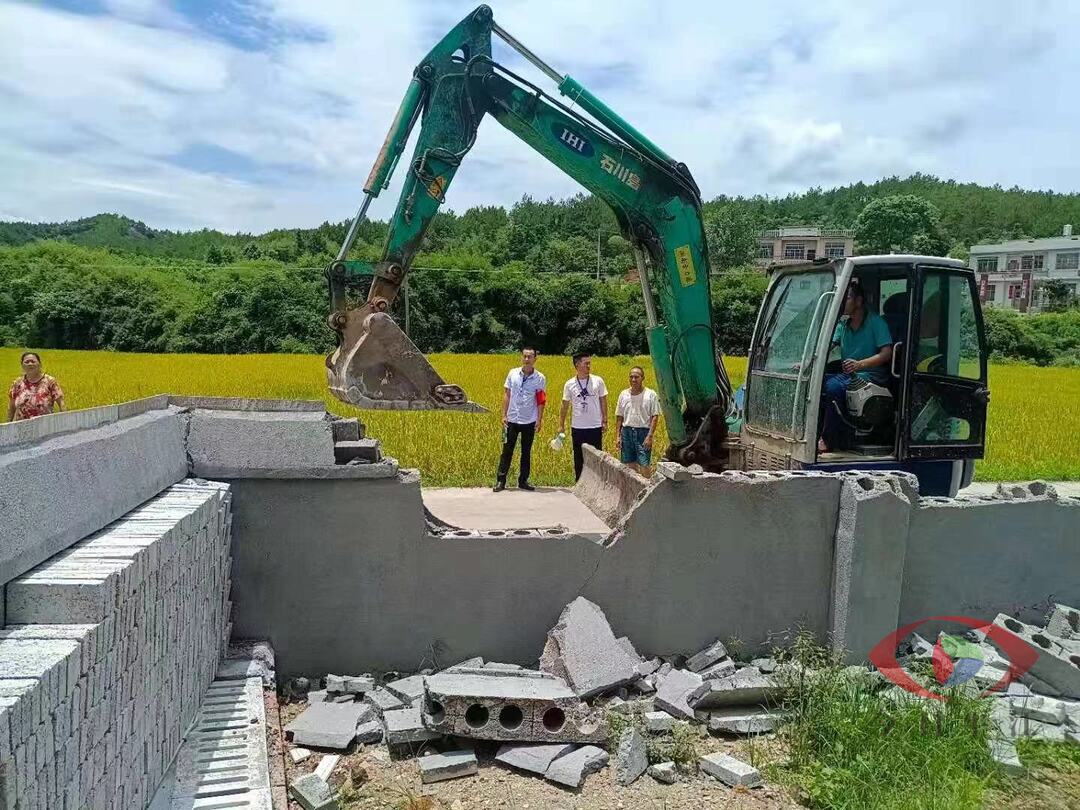 木金乡：集中拆除两处违法建设