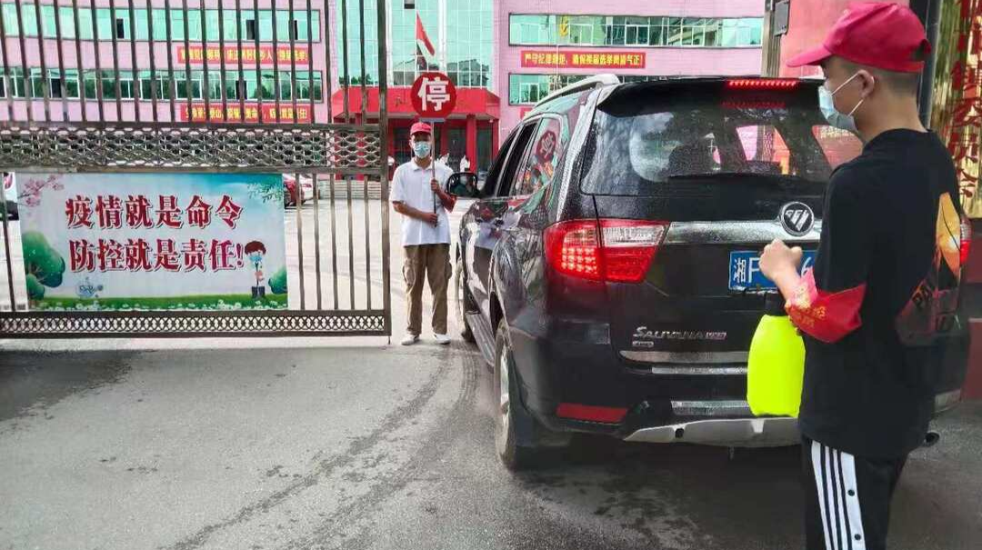 守好门,管好车和人！伍市镇疫情防控出新招！