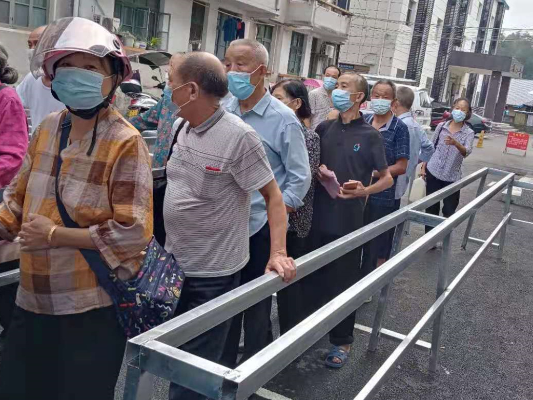 龙门镇：老党员带头接种，为疫苗接种代言！