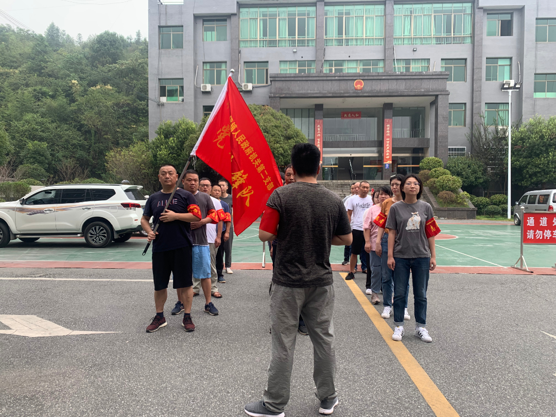 余坪镇机关支部开展清扫垃圾志愿服务活动