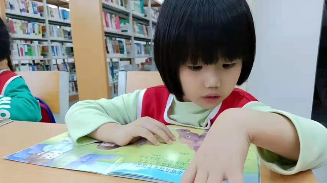 九龙图书馆，来了一群小读者......