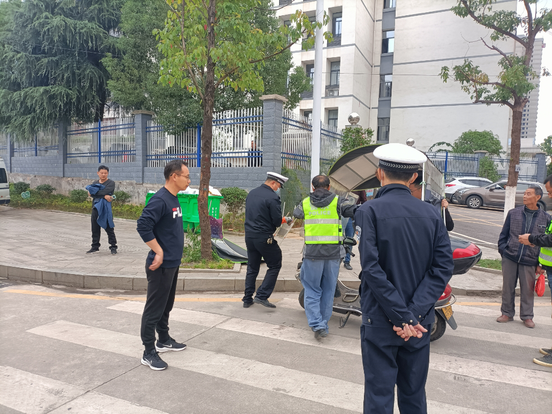天岳街道开展“一盔一带”文明交通劝导 志愿活动