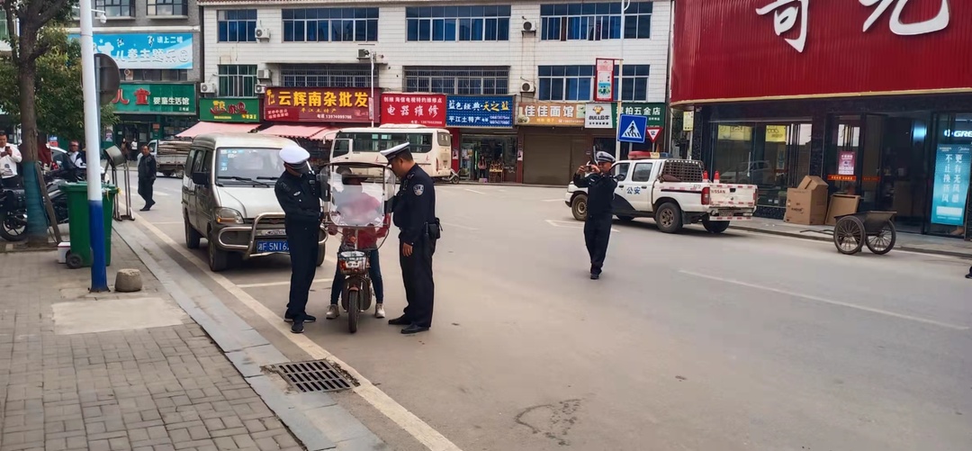 我为群众办实事，正确带帽保安全