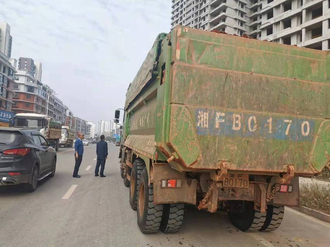 提升市容环境，天岳街道开展渣土车专项整治