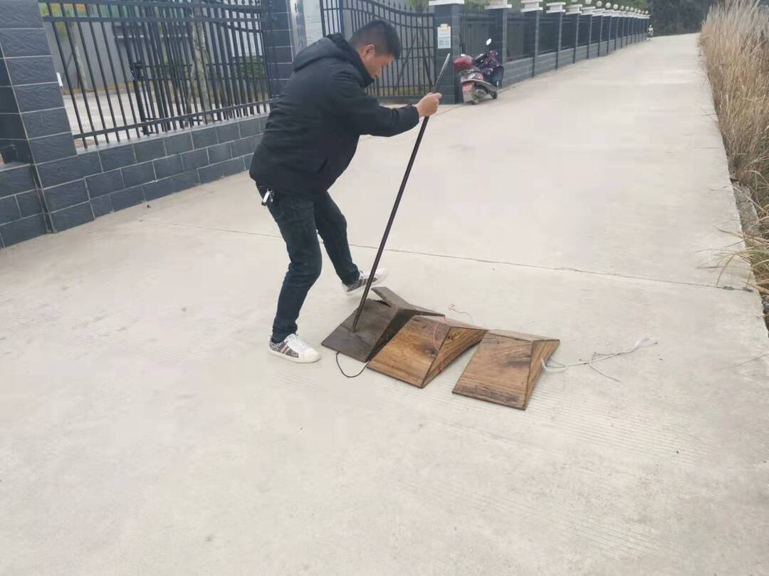 现场销毁10只淘金盘，梅仙镇河道办打击非法淘金有成效