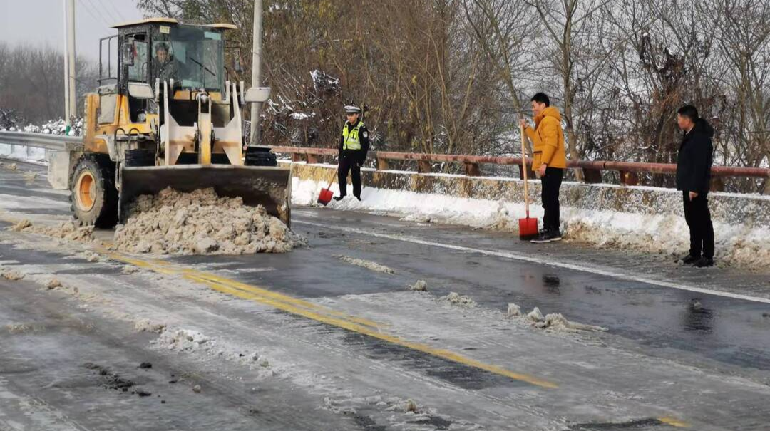 破“冰”行动！——伍市镇积极迎战低温雨雪天气