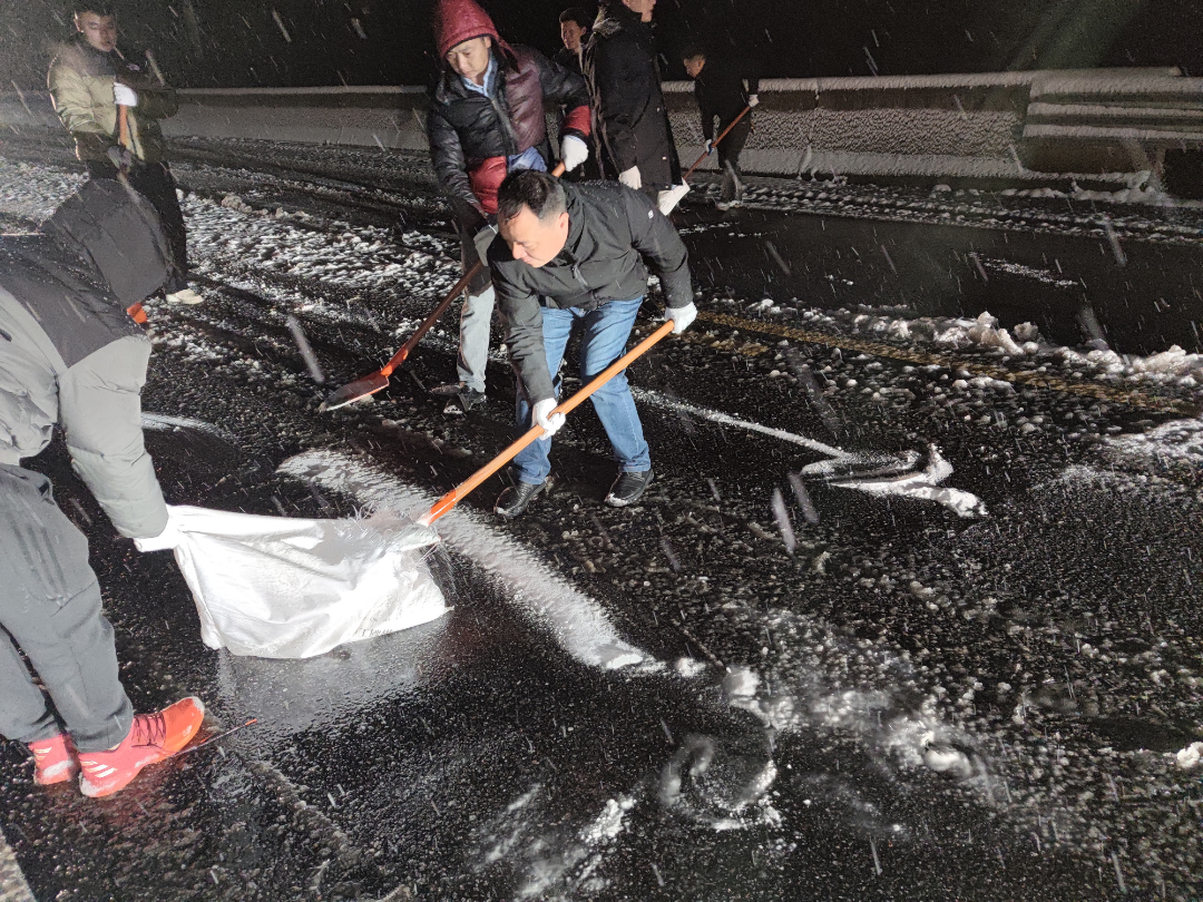 浴“雪”奋战，余坪镇铲雪除冰保畅通