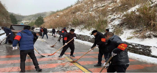 扫雪除冰，我们在行动！