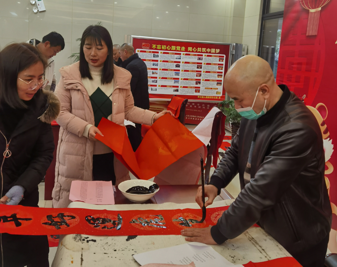 丹青寄情暖万家－ 天岳街道开展“迎新春•送万福”送春联活动