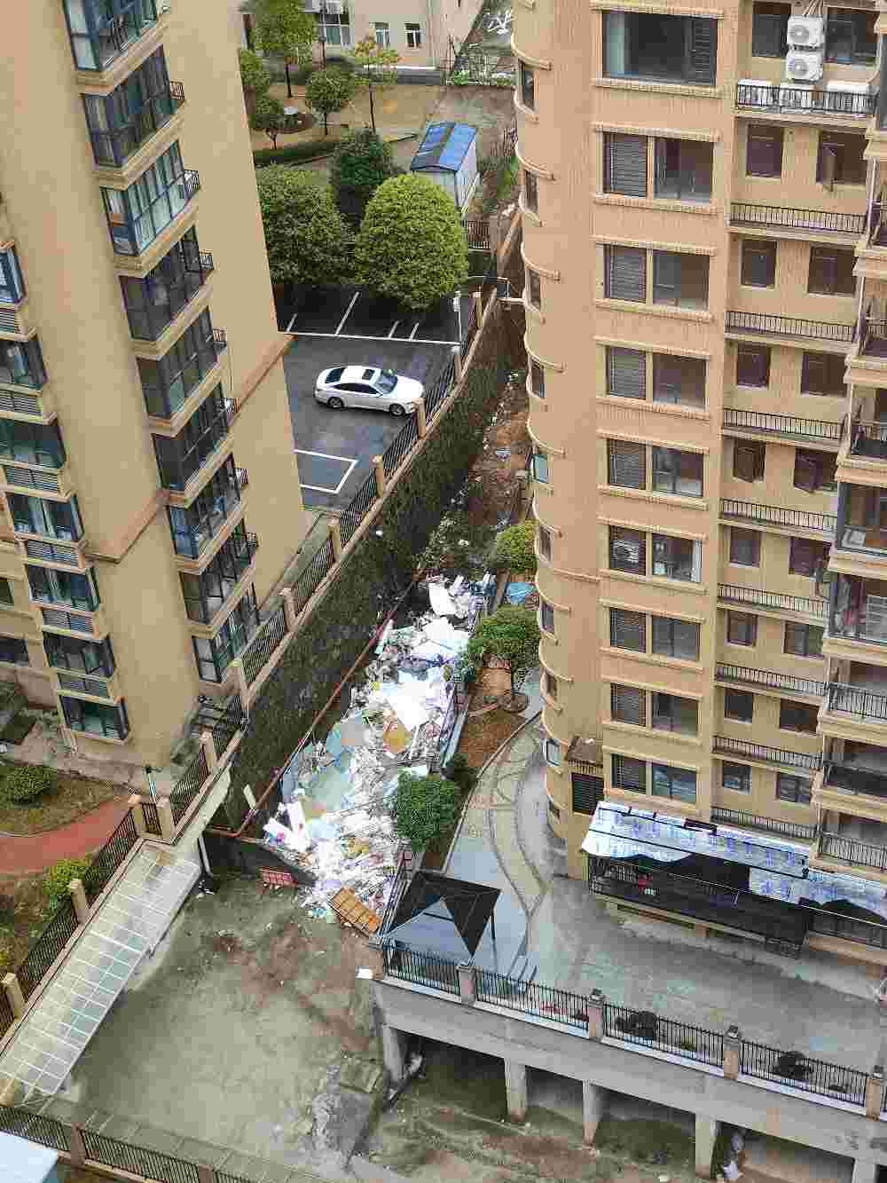 御城华府院子里垃圾成堆