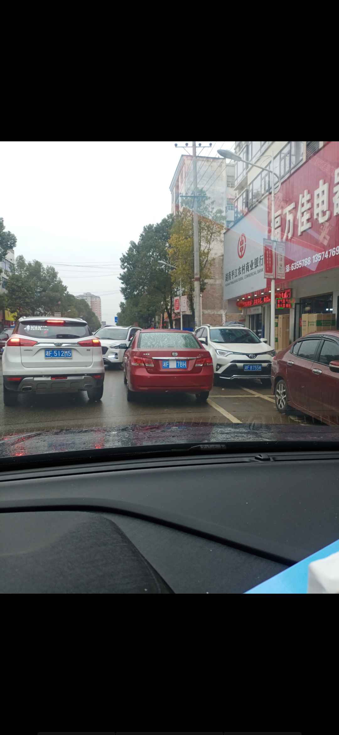 红色车红绿灯前遮挡号牌