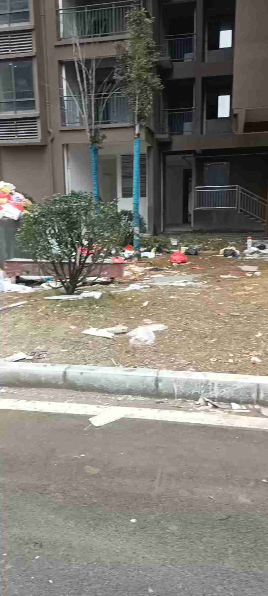 山水豪庭我家住在垃圾场