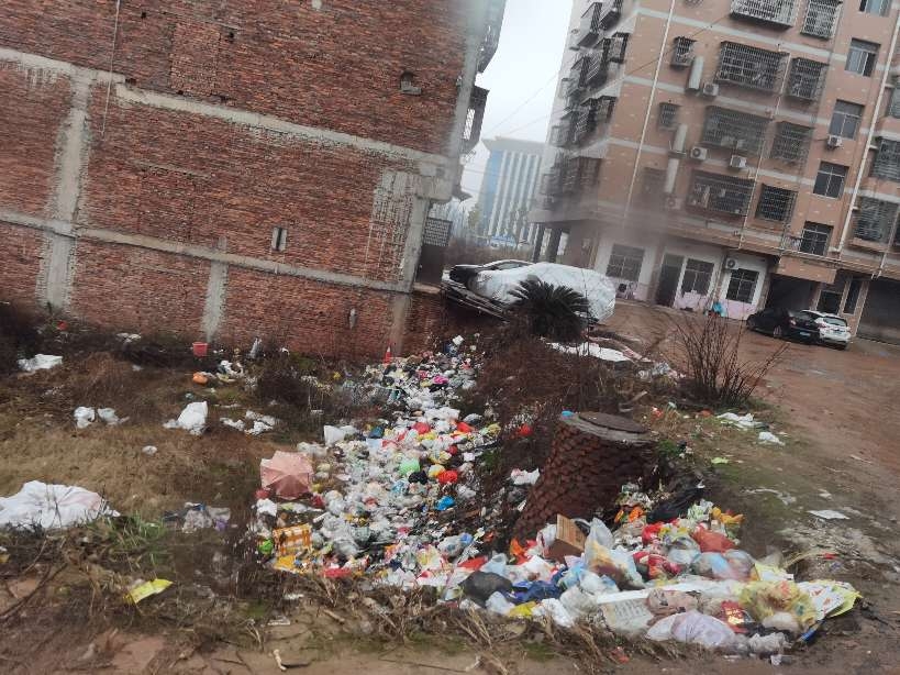 泥巴路致以无法出行，垃圾乱扔、焚烧，影响环境身心健康