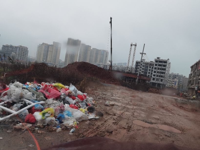垃圾随地乱扔，随时焚烧