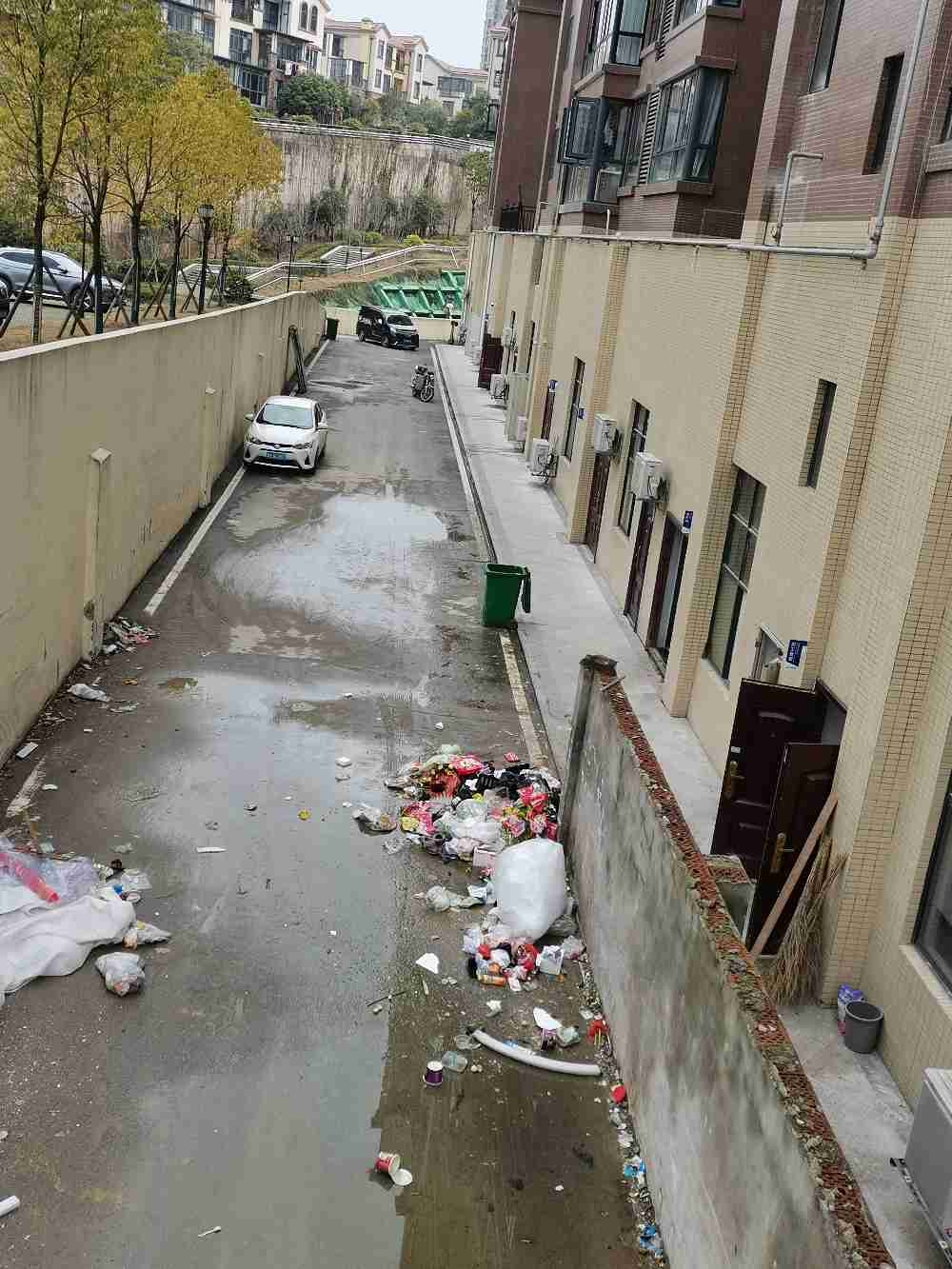 山水豪庭物业服务中心门前生活垃圾脏乱污水横流