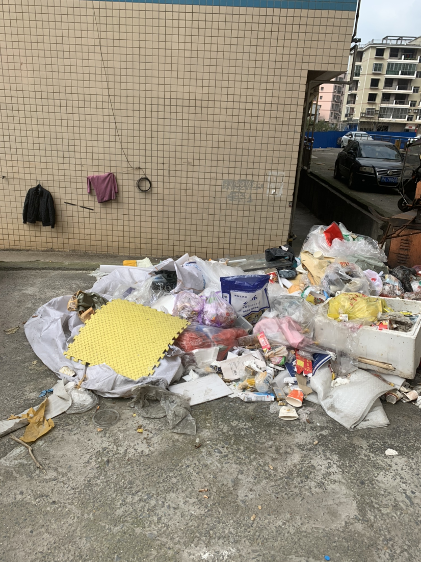 垃圾常年堆积无人处理