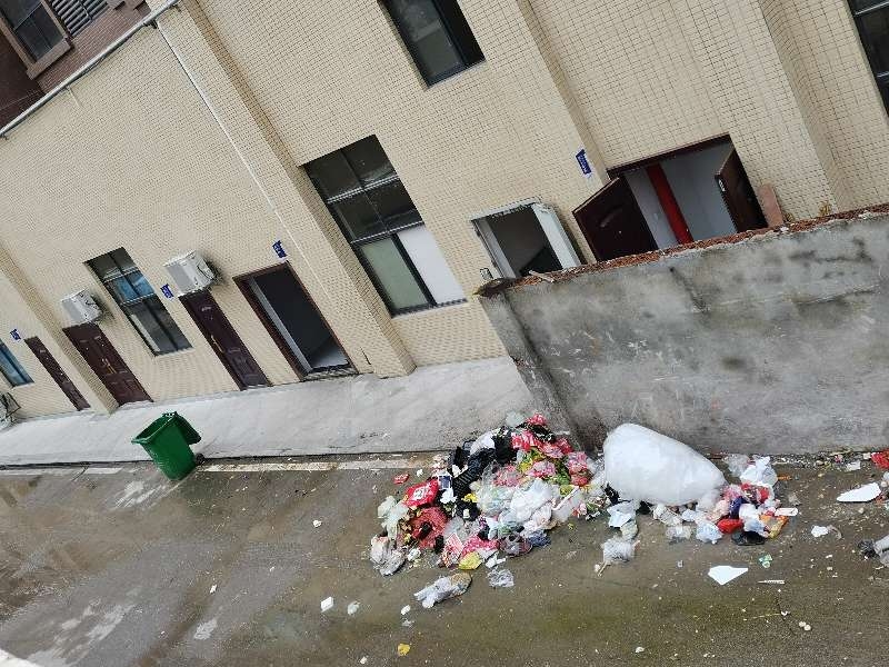 山水豪庭物业服务中心门前生活垃圾脏乱污水横流