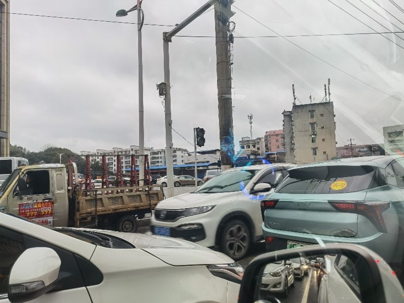 路口行人灯因市场建设关停，安全隐患大