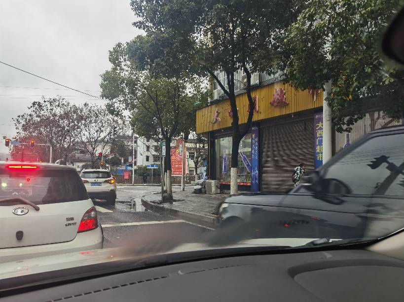 路口行人灯因市场建设关停，安全隐患大