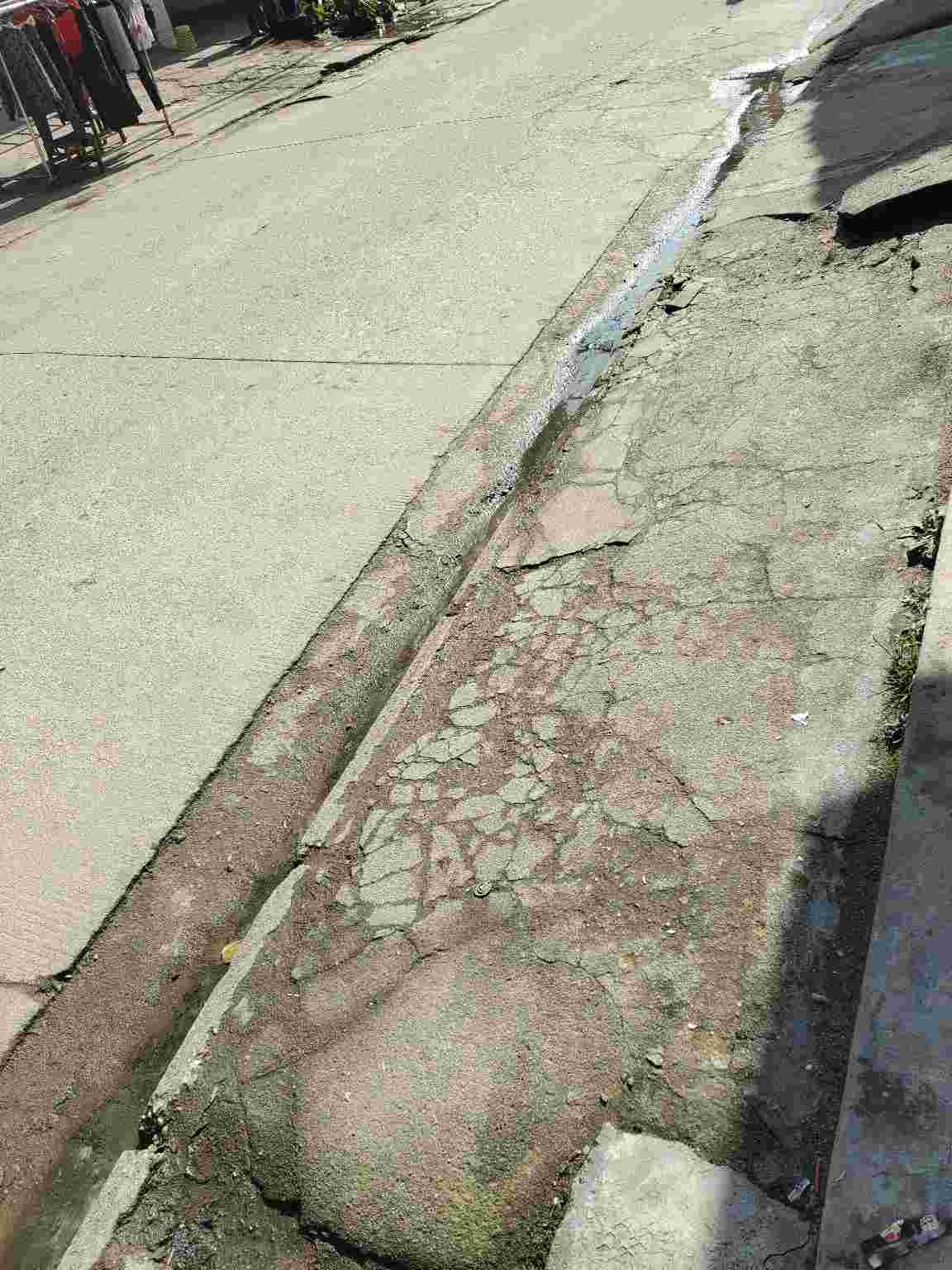 下水道污水横流到马路上