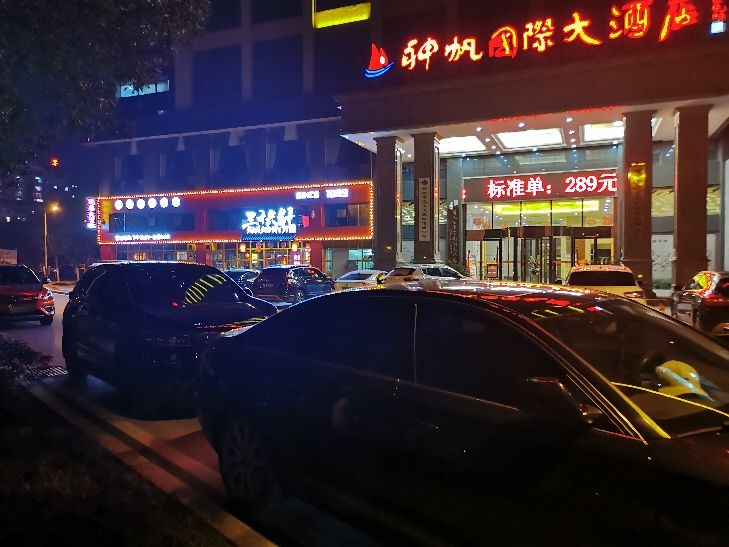 建议增加道路监控，加强车辆乱停乱靠的管理