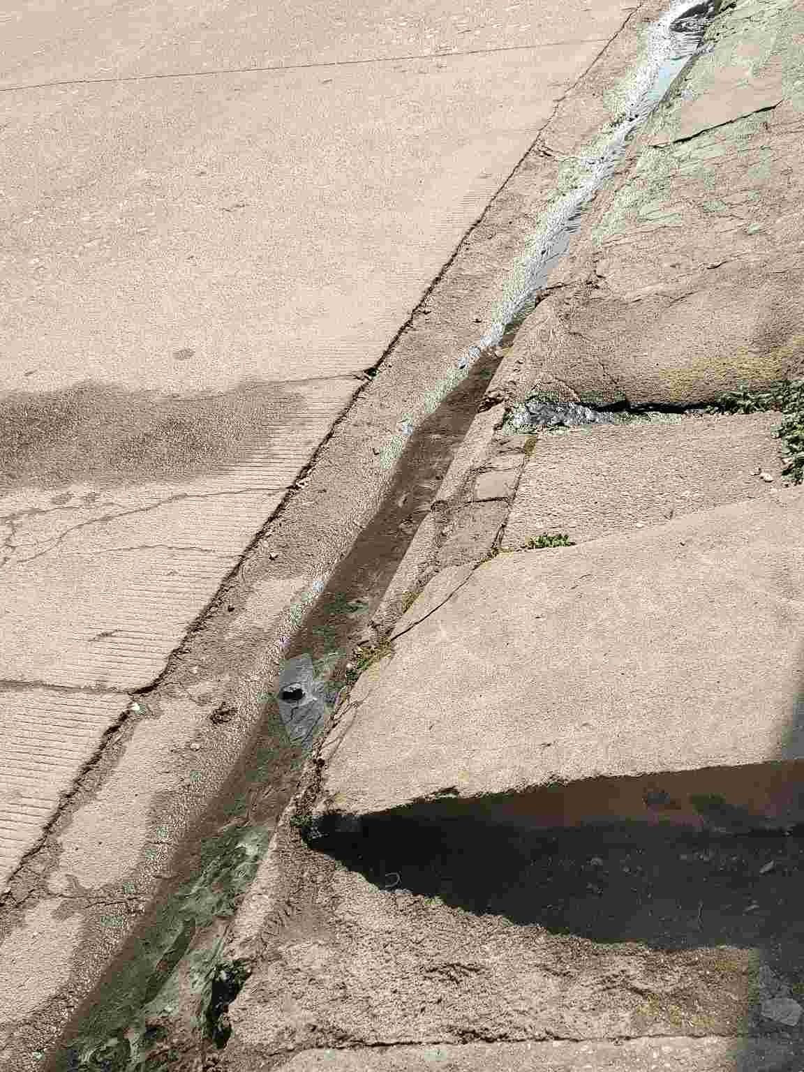 下水道污水横流到马路上