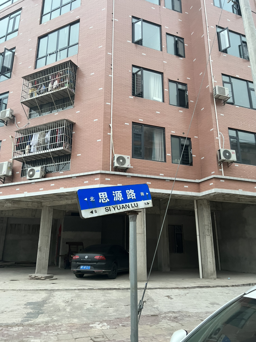 道路路牌破损，有安全隐患