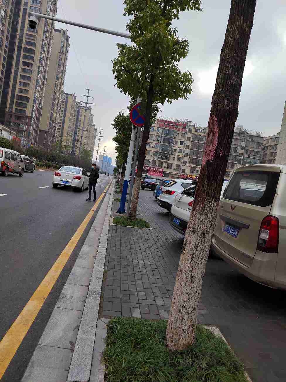 妇幼保健院旁乱停乱放