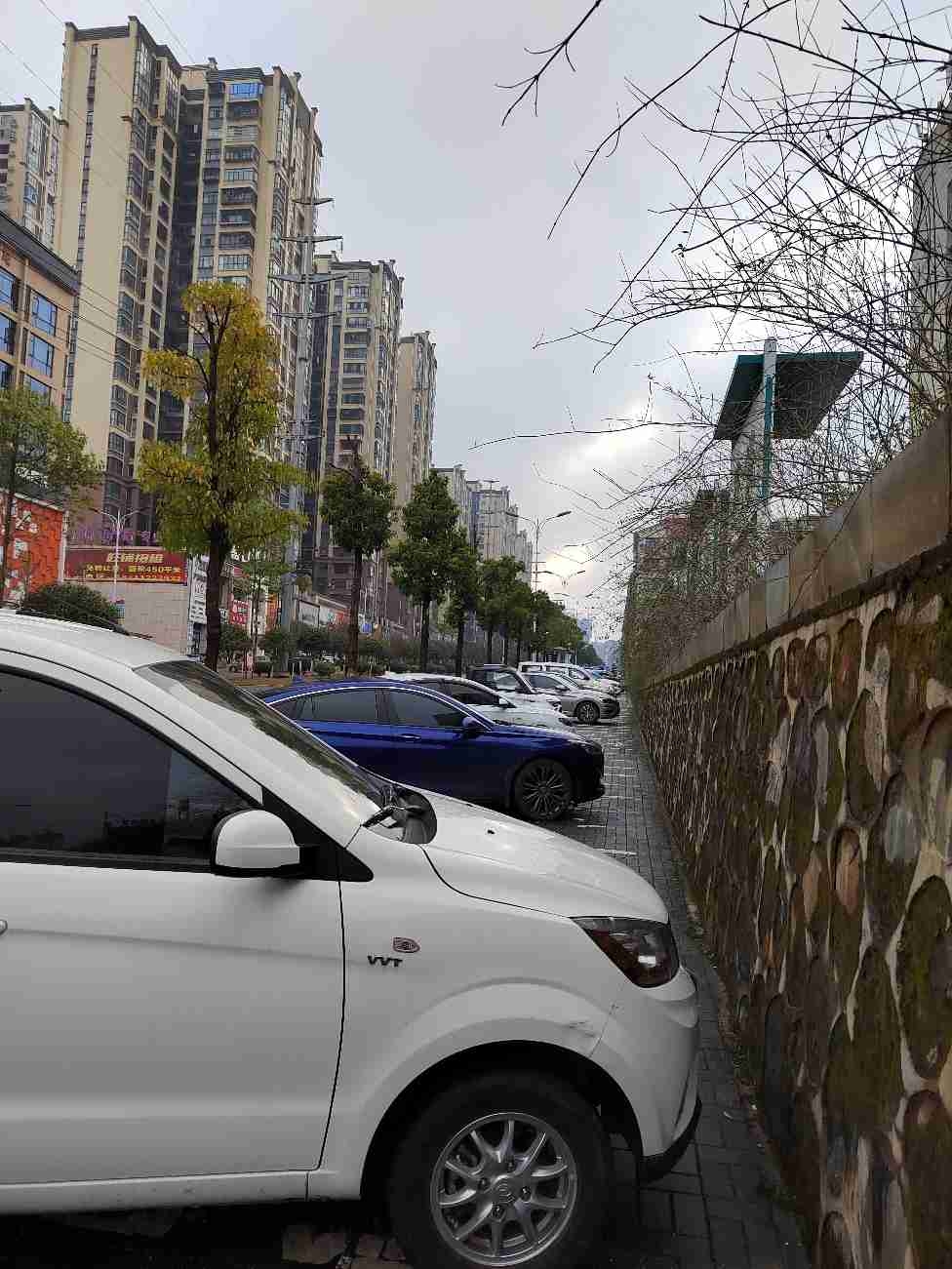 妇幼保健院旁乱停乱放