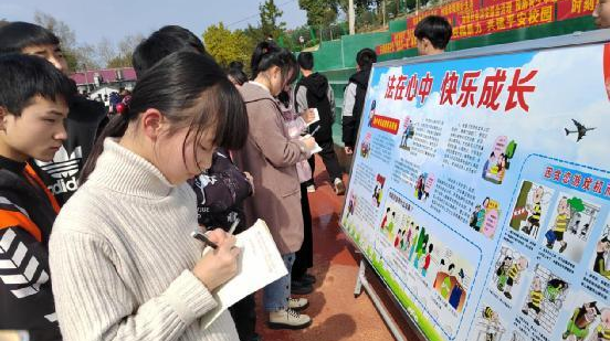 普法宣传进校园，点亮开学“第一课”