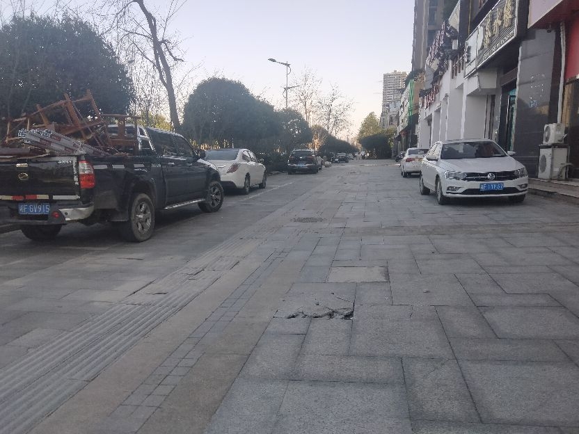 人行道破损