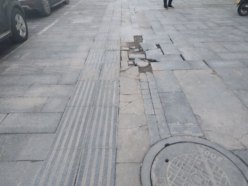 人行道破损