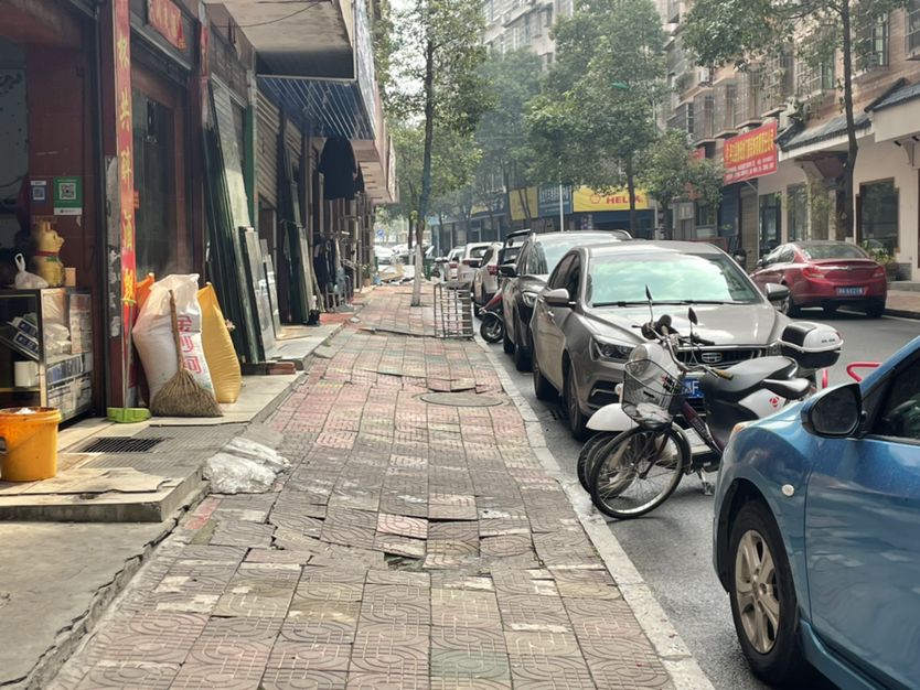 人行道坑洼
