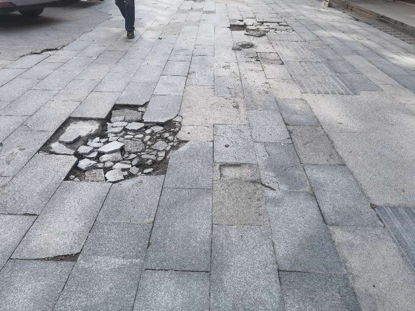 阳光步行街道路破损