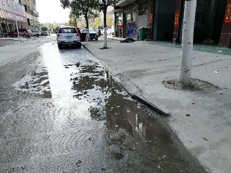 道路两侧坑洼有积水