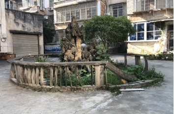花坛围栏破损，道路坑洼不平，