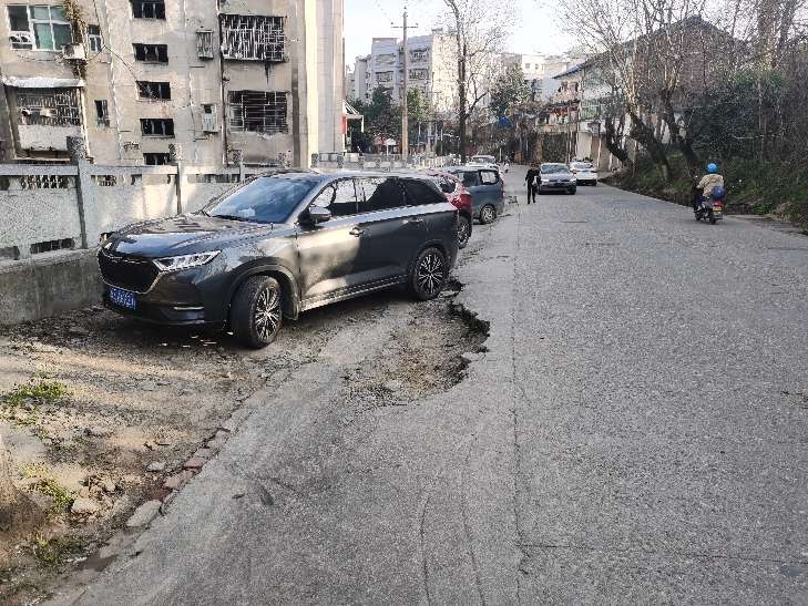 民建北路道路和危墈问题