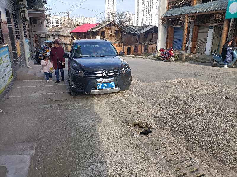 北街道路两旁车辆乱停乱放