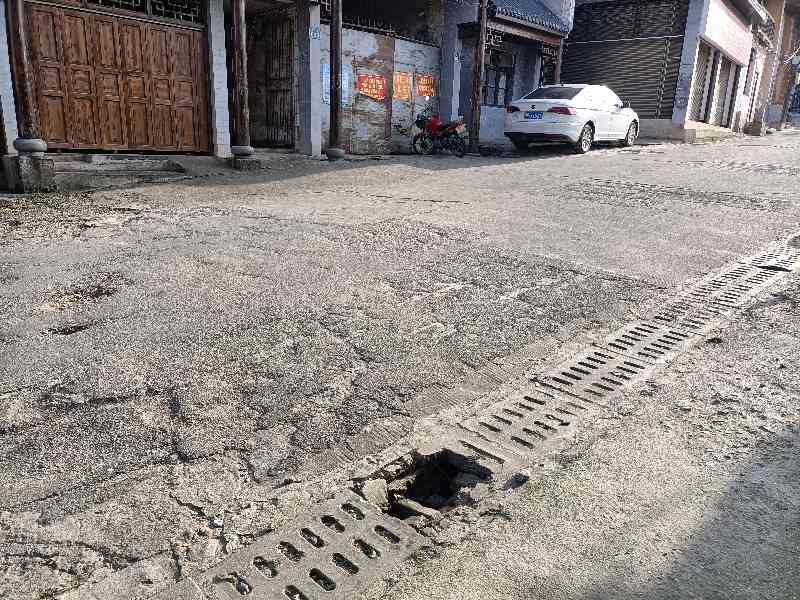 北街排水沟盖板破损
