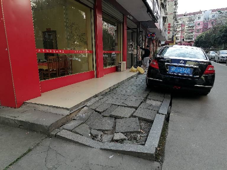 人行道破损