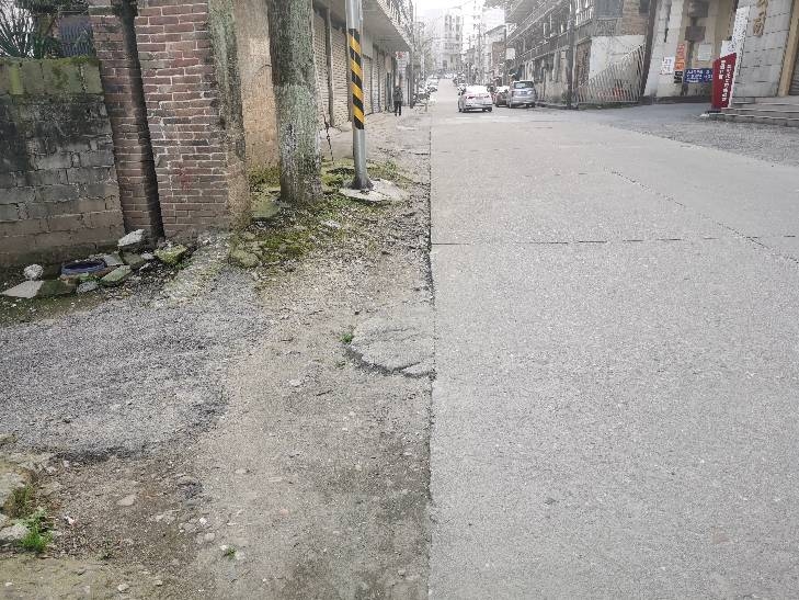 金华路道路破损，没有人行道，排水设施