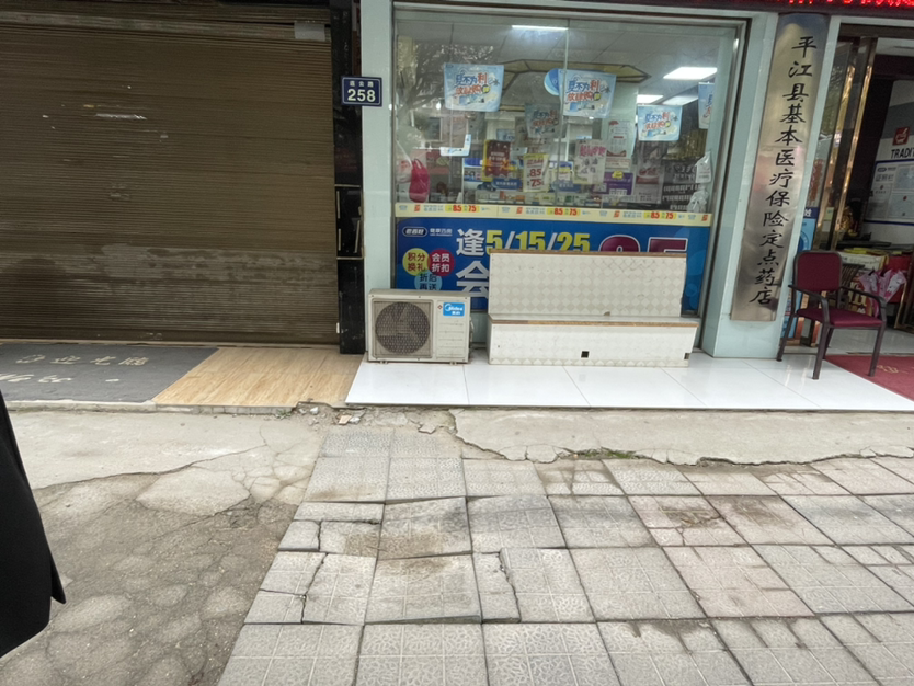 人行道砖块松动脱落