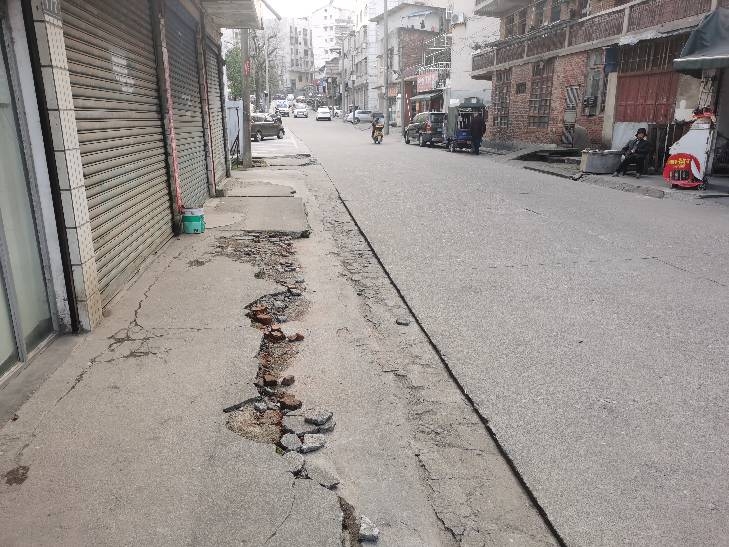 金华路道路破损，没有人行道，排水设施
